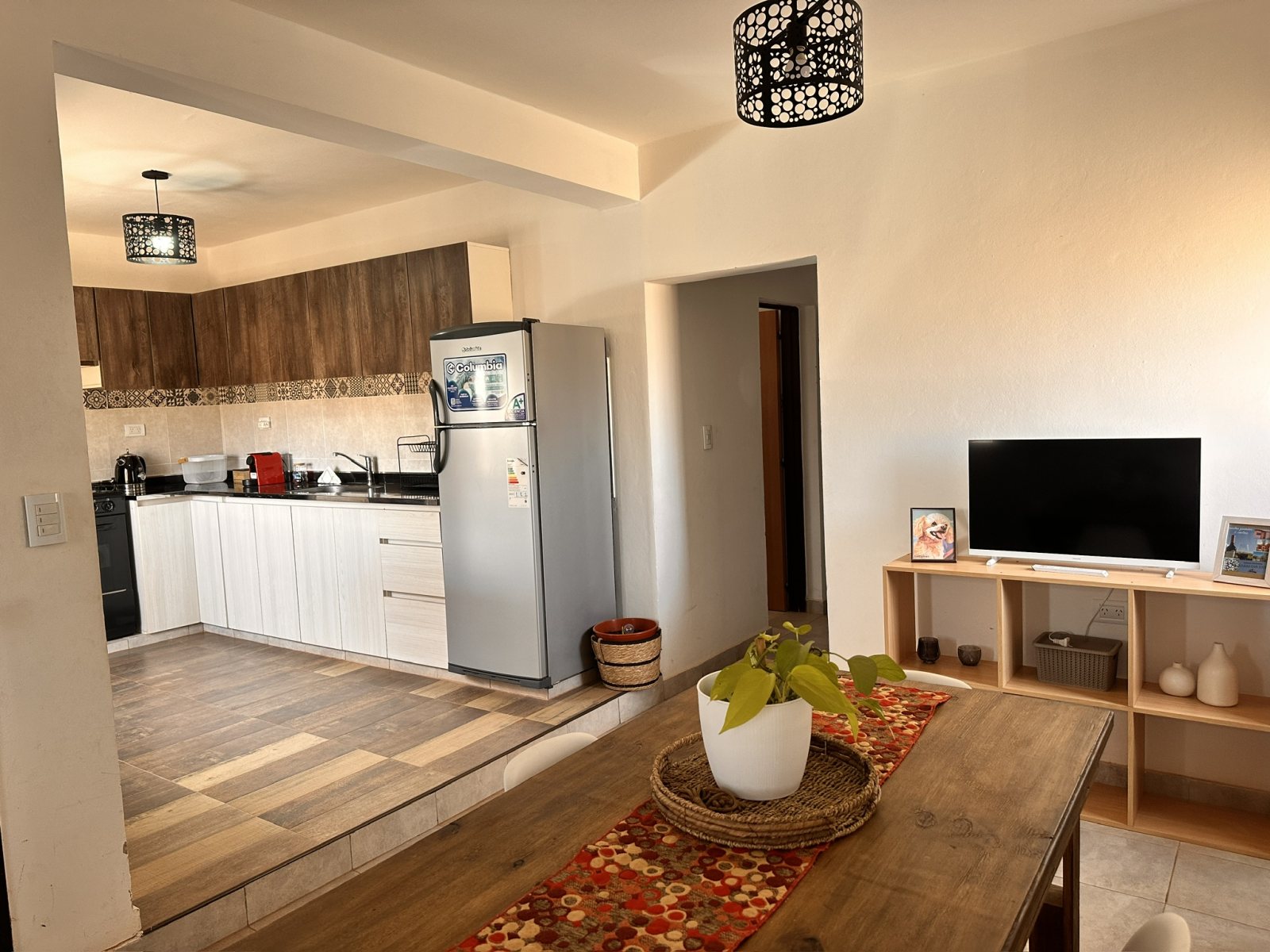 El living y la cocina de la Casa 1, luminosos y con piso de madera