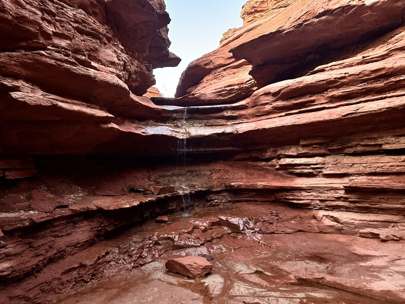 Capas de roca roja plegadas en una grieta del cañón de Anchumbil