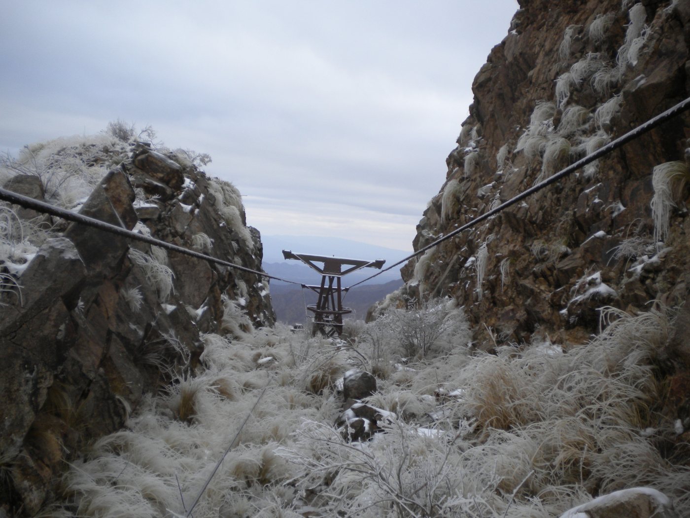 Una estación del cablecarril de La Mejicana entre rocas escarchadas