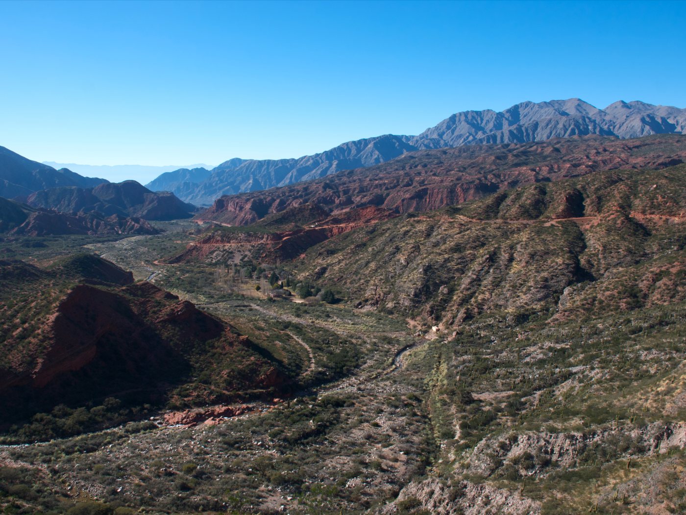 Los cerros colorados de la Cuesta de Miranda vistos desde lo alto