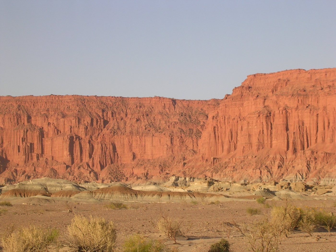 Las barrancas coloradas de Ischigualasto con la luz de la tarde