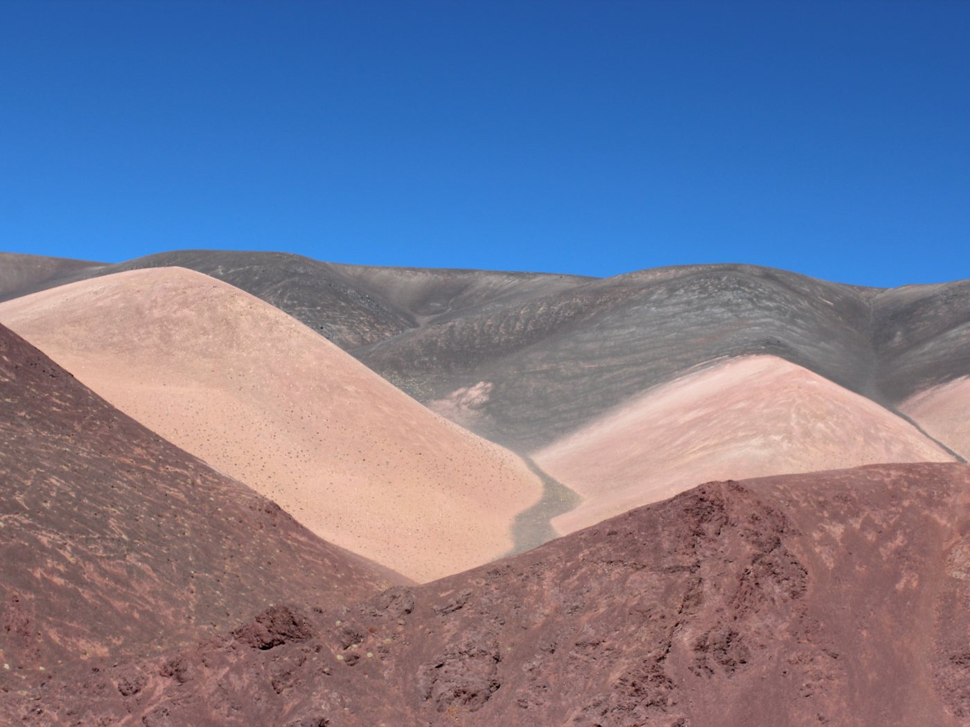 Cerros de colores sobre la ruta 76, camino al paso de Pircas Negras