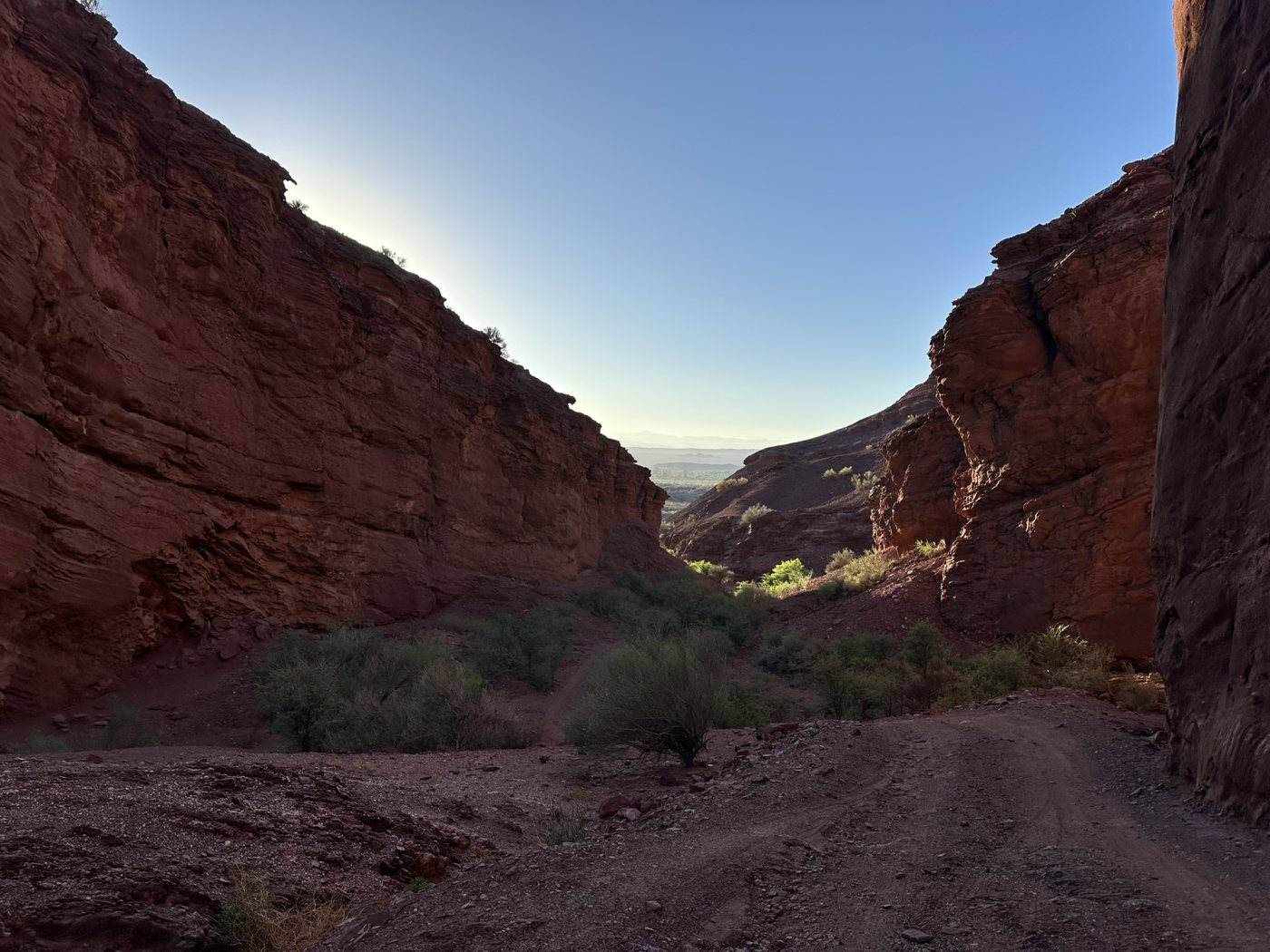 El cañón del Triásico, entre dos paredones rojos a contraluz